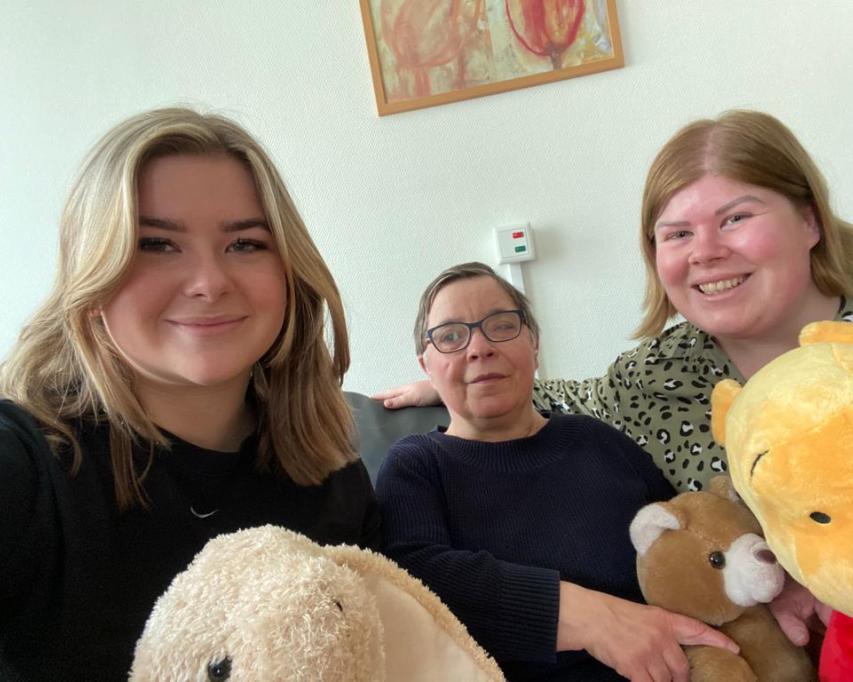 Ista en Jenneke met bewoonster Lantana