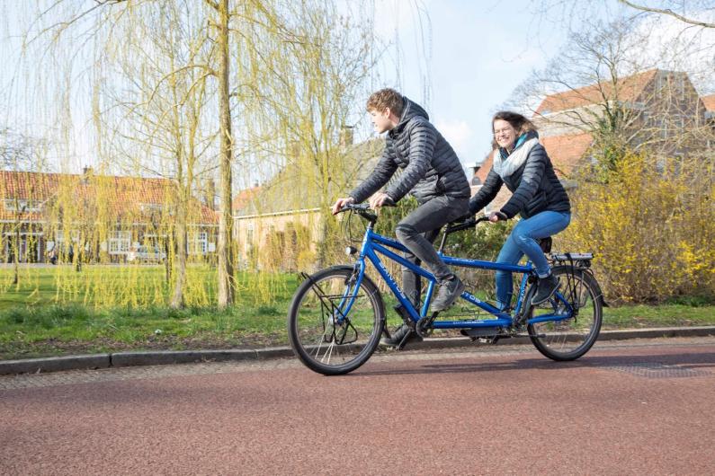 Moeder en zoon op tandem