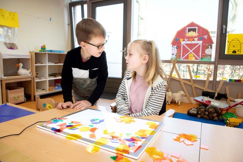 Kleuters spelen in klas
