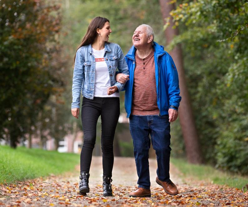 Begeleider met cliënt wandelen buiten