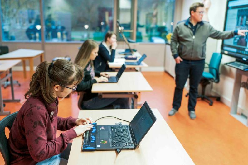Docent in klas met leerlingen vso